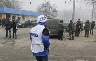 Сотрудник ОБСЕ на месте обстрела микрорайона Восточный.
