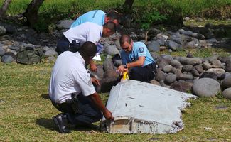 Обломок самолета авиакомпании Malaysia Airlines, найденный на острове Реюньон в Индийском океане. 29 июля 2015 года