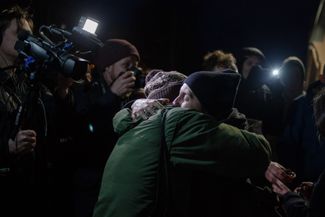 Родственники и друзья встречают задержанных на акции протеста 15 марта после их освобождения. Жодино, 27 марта 2017 года
