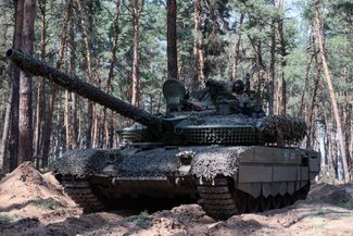 Российский танк Т-90М на краснолиманском направлении в Донбассе
