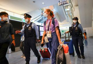 Тимановская в сопровождении полицейских в аэропорту Токио, 1 августа 2021 года