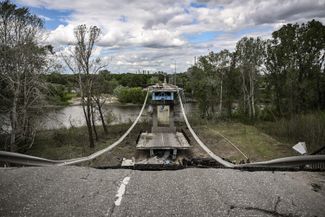 Разрушенный мост между Северодонецком и Лисичанском