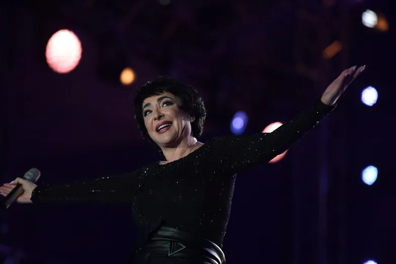 Kremlin de facto bans dozens of top singers from performing
