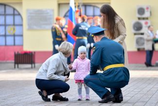 Larisa Liseyenko and her daughter Lisa at the unveiling of the monument to the Moscow Firefighters at the Moscow Emergency Situations Ministry courtyard in April 2018