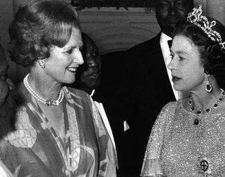 Тэтчер с королевой Великобритании Елизаветой II в Лусаке (Замбия) на конференции Содружества наций (бывших колоний и доминионов Британской империи) в 1979 году. Уже в середине 1980-х стало известно, что две женщины недолюбливают друг друга. Тэтчер, хотя и уважала институт монархии, но не жаловала многие ее «пережитки» — например, снисходительно относилась к содружеству как к организации, которую королева возглавляла, чем очень гордилась. Елизавета II в свою очередь называла социальную политику Тэтчер «конфронтационной»