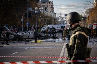 Сотрудники украинской МЧС на месте одного из взрывов в Киеве. 10 октября 2022 года