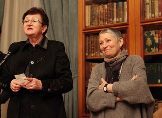 Екатерина Гениева и Людмила Улицкая в Библиотеке иностранной литературы. Москва, 8 февраля 2011 года