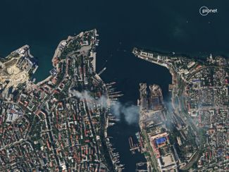 Компания Planet Labs распространила спутниковые снимки, сделанные над Севастополем 22 сентября 2023 года. На них виден дым, поднимающийся над городом после ракетного удара по штабу Черноморского флота РФ