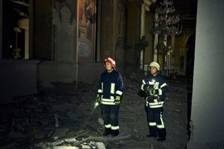 Пожарные работают на месте возгорания внутри Спасо-Преображенского кафедрального собора Одессы