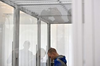 Российский сержант Вадим Шишимарин в зале суда. 23 мая его приговорили к пожизненному заключению по обвинению в убийстве мирного жителя. Шишимарин признал себя виновным и попросил прощения у вдовы погибшего. Он заявил, что не хотел убивать — и выстрелил по требованию офицера