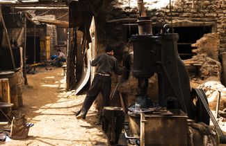 Кузнечный магазин в старом городе в Кашгаре, 18 апреля 2009 года