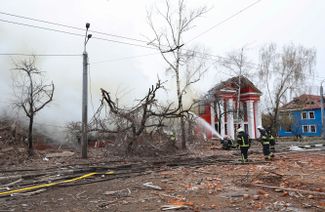Тушение пожара после обстрела Харькова