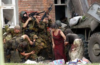 Солдаты и заложники во время штурма здания