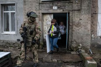 Надомное голосование в Донецке проводят в сопровождении военнослужащего