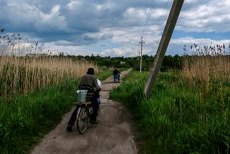 Жители Северска едут на велосипедах за водой. Линия фронта проходит по северной окраине города, немногие оставшиеся в нем обитатели живут без света, воды и газа