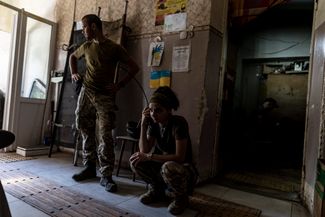 Бойцы ВСУ ожидают приема у врача в медпункте под Бахмутом