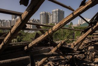 Разрушенная крыша одного из жилых домов Киева, куда упали обломки сбитого российского беспилотника