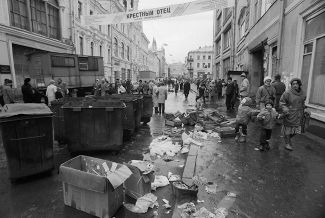 Никольская улица в центре Москвы, 7 ноября 1991 года