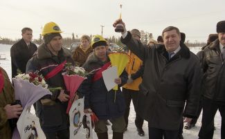 Михаил Гуцериев (справа) с рабочими «Славнефти», президентом которой он тогда был, в Нижневартовском районе Ханты-Мансийского автономного округа, 1 февраля 2000 года