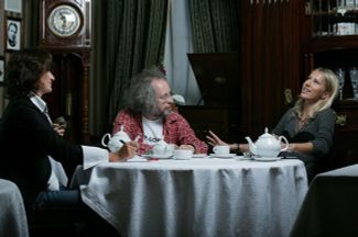 Главный редактор «Эха Москвы» Алексей Венедиктов дает интервью Соколовой и Ксении Собчак для журнала GQ. Москва, 12 сентября 2006 года