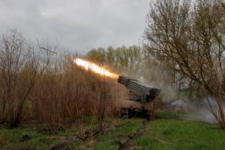 Украинские военнослужащие стреляют из реактивной системы залпового огня «Град»