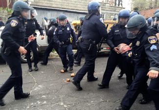 Пострадавший полицейский в ходе беспорядков в Балтиморе, 27 апреля