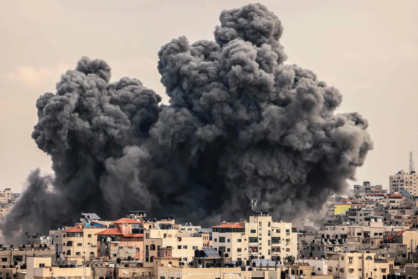Клубы дыма над жилыми районами Газы