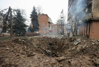 Воронка от снаряда на месте ночного удара в Харькове. 8 декабря 2023 года