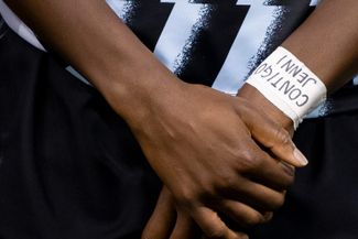 Браслет в поддержку Эрмосо. Их носят спортсмены и активисты по всему миру