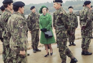 Елизавета II помимо прочего была верховным главнокомандующим вооруженными силами Великобритании. Королева встречается с британскими морскими пехотинцами. 1980 год