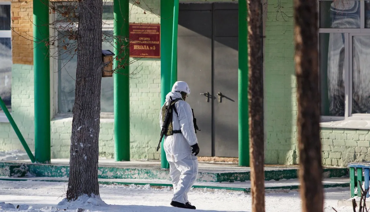 Девятиклассник в Улан-Удэ напал с топором на учеников и учительницу.  Реконструкция событий — Meduza