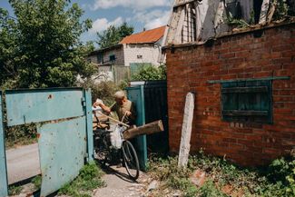 64-летний житель Богородичного Анатолий Смык восстанавливает свой разрушенный дом