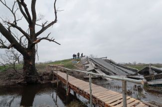 Временный мост рядом с разрушенным войной в селе Русанов Киевской области.