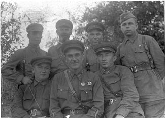 Иван Людников (нижний ряд, в центре). Лето 1942 года