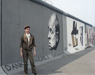 Дмитрий Врубель перед своим граффити «Спасибо, Андрей Сахаров» на Берлинской стене. 1 августа 1990 года