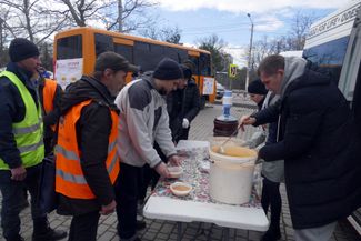 Одесские добровольцы разливают суп