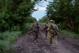 Украинские военнослужащие патрулируют район вблизи линии фронта
