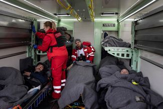 Работники Красного Креста готовят пациентов к отправке на поезде «Врачей без границ» в Покровске 