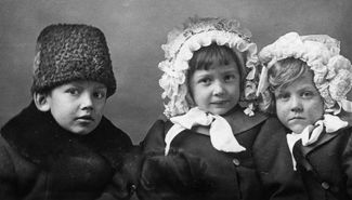 Vera Chaplina (center) with her brother, Vasya, and her sister, Valya, 1914