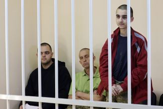Эйден Эслин, Шон Пиннер и Саадун Брагим (слева направо) в зале «суда» в самопровозглашенной ДНР. 8 июня 2022 года