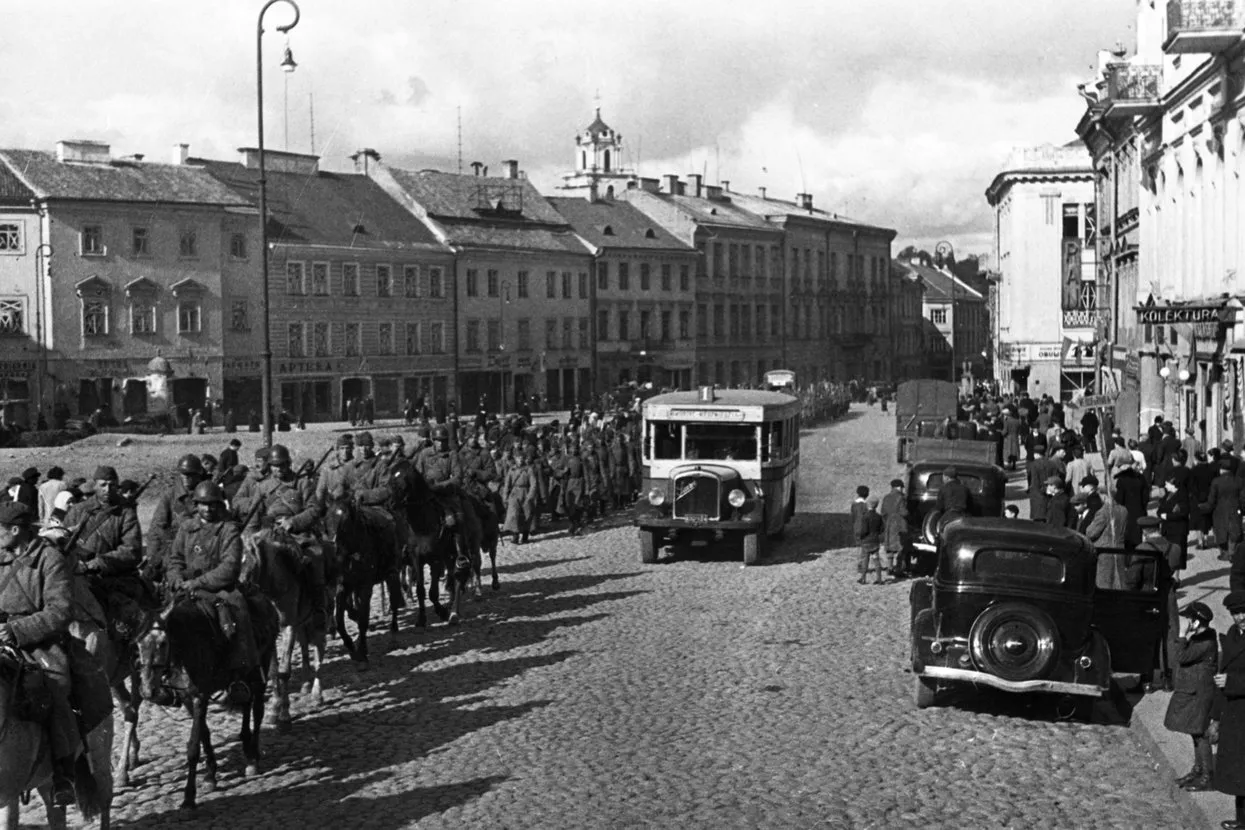 Немцы очень ждали, когда СССР наконец вступит в войну» Историк Олег  Будницкий — о вторжении Красной армии в Польшу 80 лет назад — Meduza