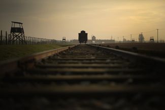 Железнодорожные пути, ведущие к воротам лагеря Аушвиц