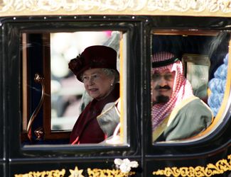 Королева Великобритании Елизавета II и король Саудовской Аравии Абдалла в карете по дороге в Букингемский дворец. 30 октября 2007 года.