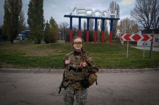 Военнослужащая ВСУ на въезде в Херсон в момент входа в город колонн украинской армии. 11 ноября 2022 года