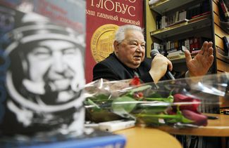 Гречко презентует свою книгу «Космонавт № 34» в книжном магазине «Библио-глобус». Москва, 10 апреля 2013 года