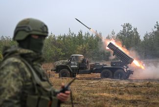 Российские военные ведут огонь из реактивной системы залпового огня БМ-21 «Град» по украинским позициям