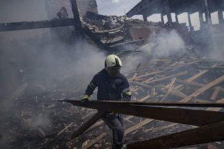 Пожарные работают на месте, куда пришелся ракетный удар войск РФ по Славянску