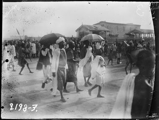 Толпа и отряд сомалей, идущих к губернаторскому дворцу во время праздника