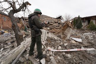 Украинский военный документирует разрушения в Харькове 30 марта: в дом попала российская ракета