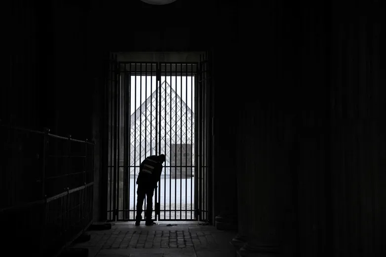 Из Лувра украли драгоценности прямо посреди рабочего дня. Насколько это редкий случай ограбления?